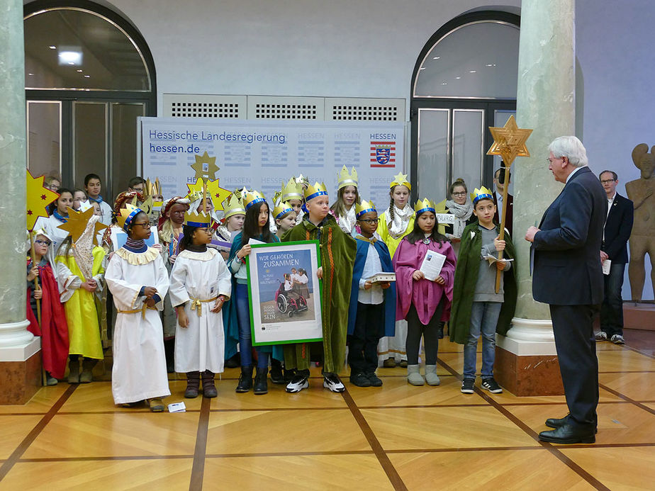 Naumburger Sternsinger zu Besuch beim Hessischen Ministerpräsidenten Volker Bouffier (Foto: Karl-Franz Thiede)